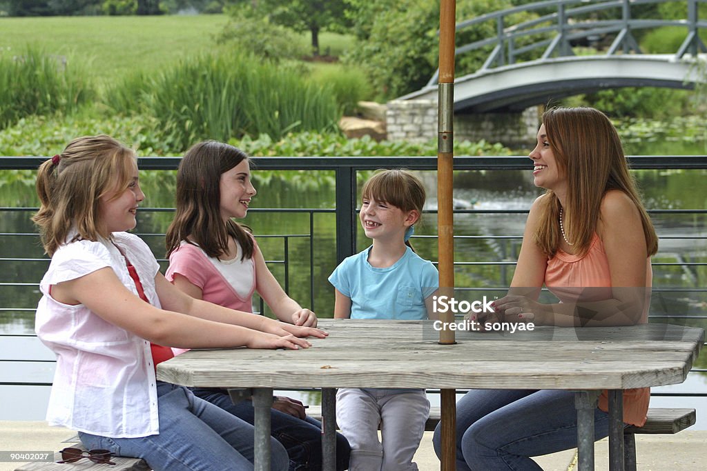姉妹話すのテーブルで、 - カラー画像のロイヤリティフリーストックフォト
