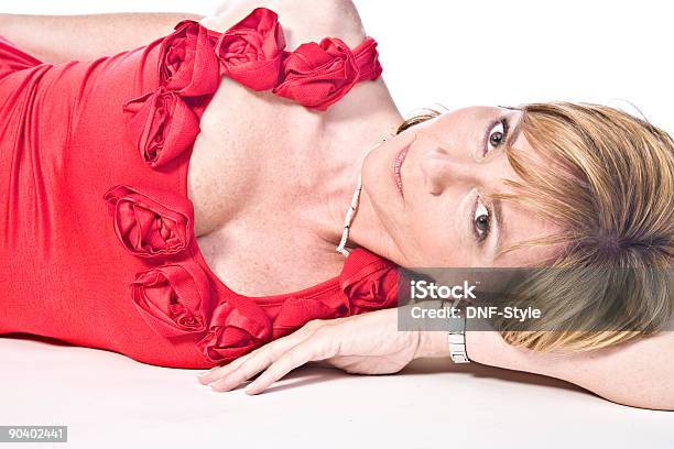 Madre De Adultos En Vestido Rojo Foto de stock y más banco de imágenes de 30-34 años - 30-34 años, Abstracto, Adulto