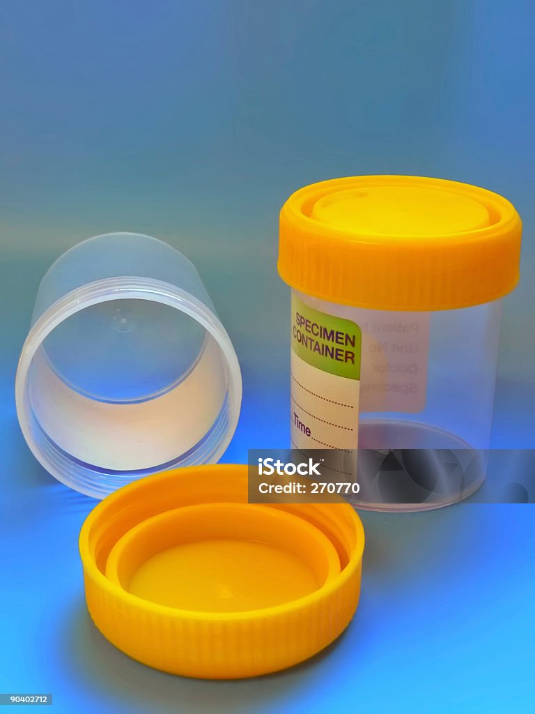 Puste/Pani pojemniki na próbki z żółtego topu na niebieskim tle - Zbiór zdjęć royalty-free (Badania kliniczne)