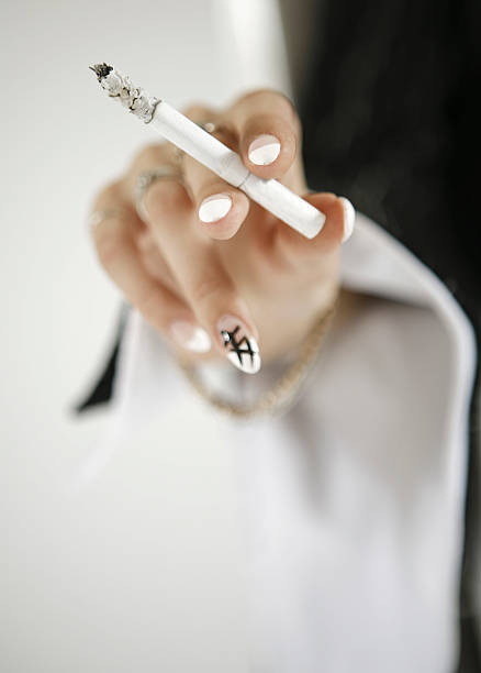 mano con sigaretta - smoking women smoke smoking issues foto e immagini stock