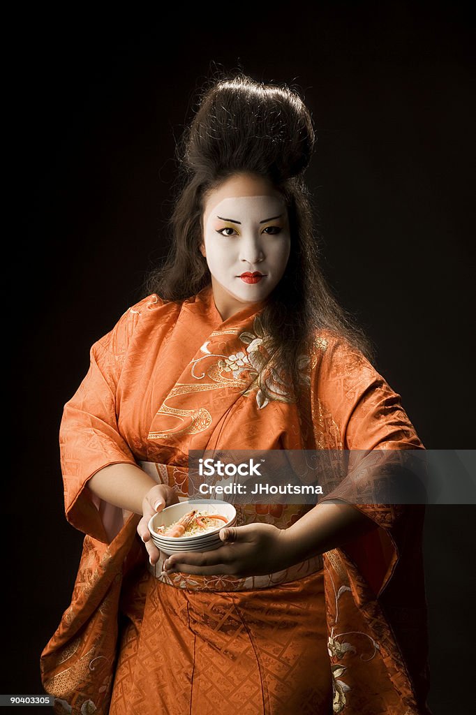 Gueixa bela jovem mulher nos tipos kimono e sushi - Foto de stock de Adulto royalty-free