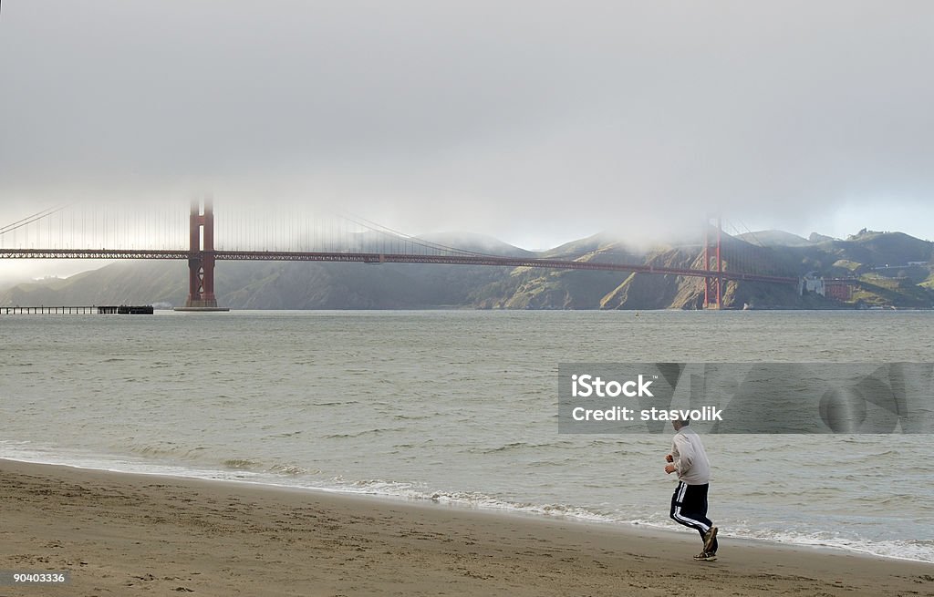 ジョギングやゴールデンゲートブリッジ - カリフォルニア州 サンフランシスコのロイヤリティフリーストックフォト