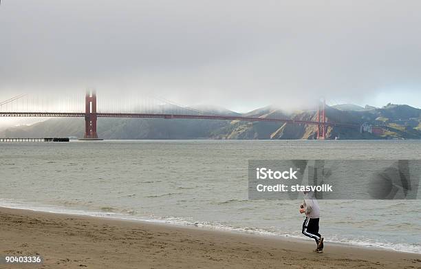 Foto de Corredor E A Ponte Golden Gate e mais fotos de stock de Fazer Cooper - Fazer Cooper, São Francisco - Califórnia, Adulto