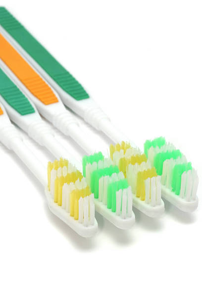 quatro colorida escovas de dente - four animals four objects four people cleanup - fotografias e filmes do acervo