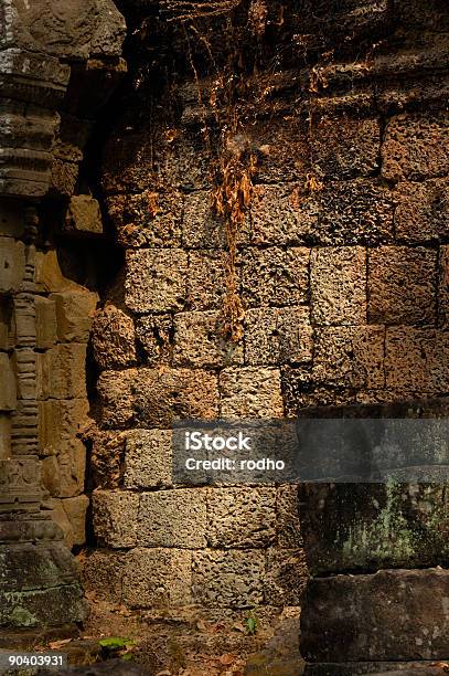 Arruinado Pared De Piedra Del Templo De Angkor Camboya Foto de stock y más banco de imágenes de Abstracto
