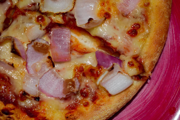 pizza chaude cheesie - cheesie photos et images de collection