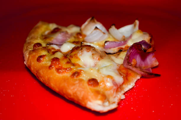 pizza chaude cheesie - cheesie photos et images de collection