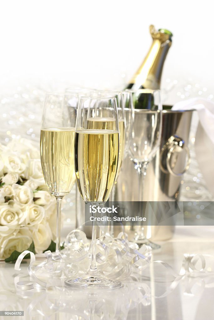 Champagner und einen Strauß Rosen - Lizenzfrei Alkoholisches Getränk Stock-Foto