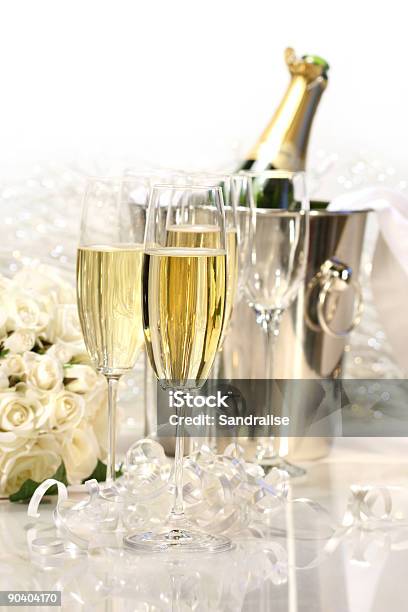 Champagner Und Einen Strauß Rosen Stockfoto und mehr Bilder von Alkoholisches Getränk - Alkoholisches Getränk, Blume, Blumenbouqet