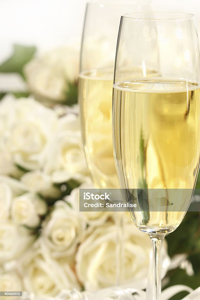 Шампанское стекло с ярким букетом роз - Стоковые фото Алкоголь - напиток роялти-фри