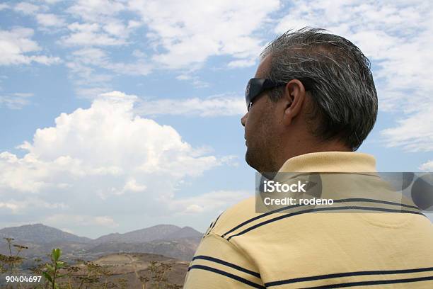 Hombre Amoroso Paraíso De Las Montañas Foto de stock y más banco de imágenes de Adulto - Adulto, Aire libre, Armonía - Concepto