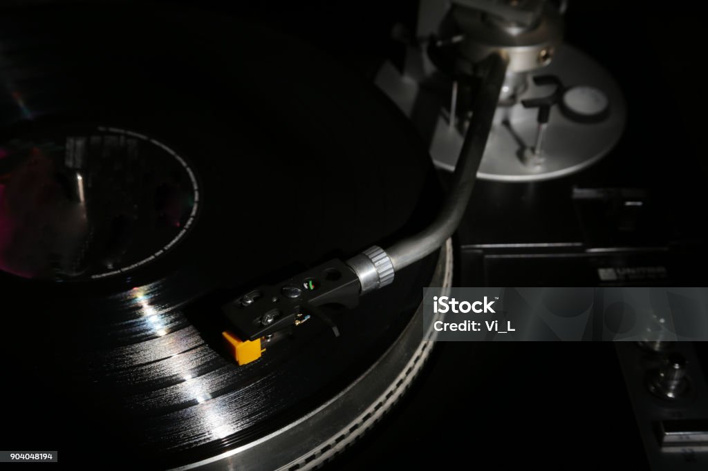 zbliżenie gramofonu winylowego, hi-fi headshell kasety w akcji, Retro gramofon odtwarzanie analogowej płyty z muzyką. miejsce dla tekstu. - Zbiór zdjęć royalty-free (Własność intelektualna)