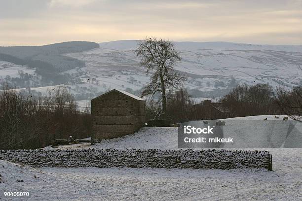 Stodoła I Zima Śnieg Krajobraz Yorkshire - zdjęcia stockowe i więcej obrazów Anglia - Anglia, Bez ludzi, Fotografika