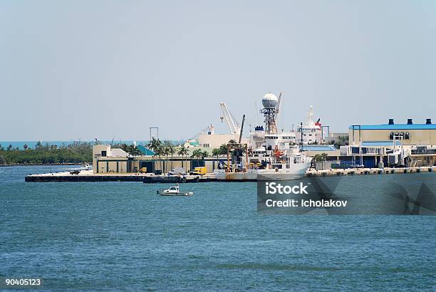 Industrial Hafen Stockfoto und mehr Bilder von Ausrüstung und Geräte - Ausrüstung und Geräte, Baumaschine, Behälter