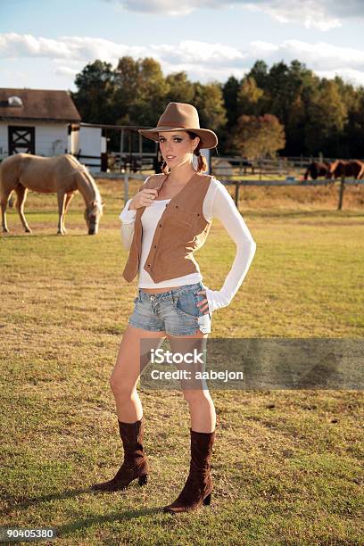 Photo libre de droit de Mignon Cowgirl banque d'images et plus d'images libres de droit de Gilet de costume - Gilet de costume, Femmes, Scène rurale