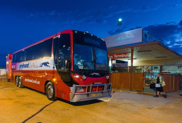 greeyhound australien passagierbus coach und fracht-terminal in coober pedy - bus coach bus travel red stock-fotos und bilder