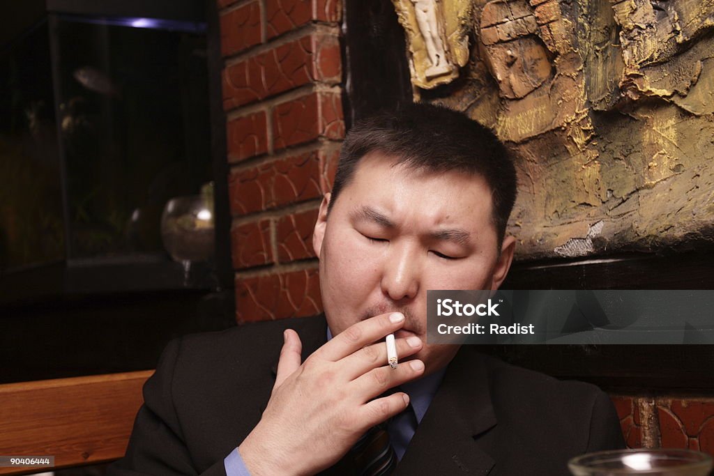 L'uomo di fumo - Foto stock royalty-free di Adulto