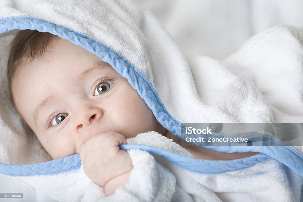 Hermoso paisaje little baby en toalla blanca - Foto de stock de 0-11 meses libre de derechos
