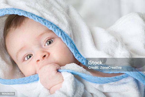 Hermoso Paisaje Little Baby En Toalla Blanca Foto de stock y más banco de imágenes de 0-11 meses - 0-11 meses, Adulto, Albornoz