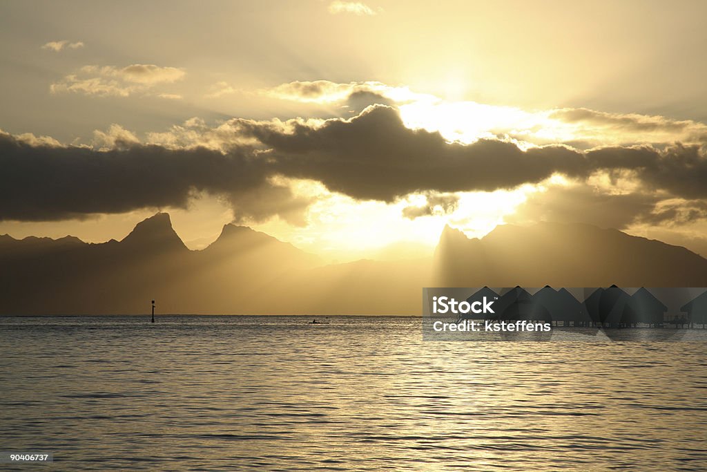 Vue sur le coucher du soleil de l'île de Tahiti, Polynésie française - Photo de Fond libre de droits