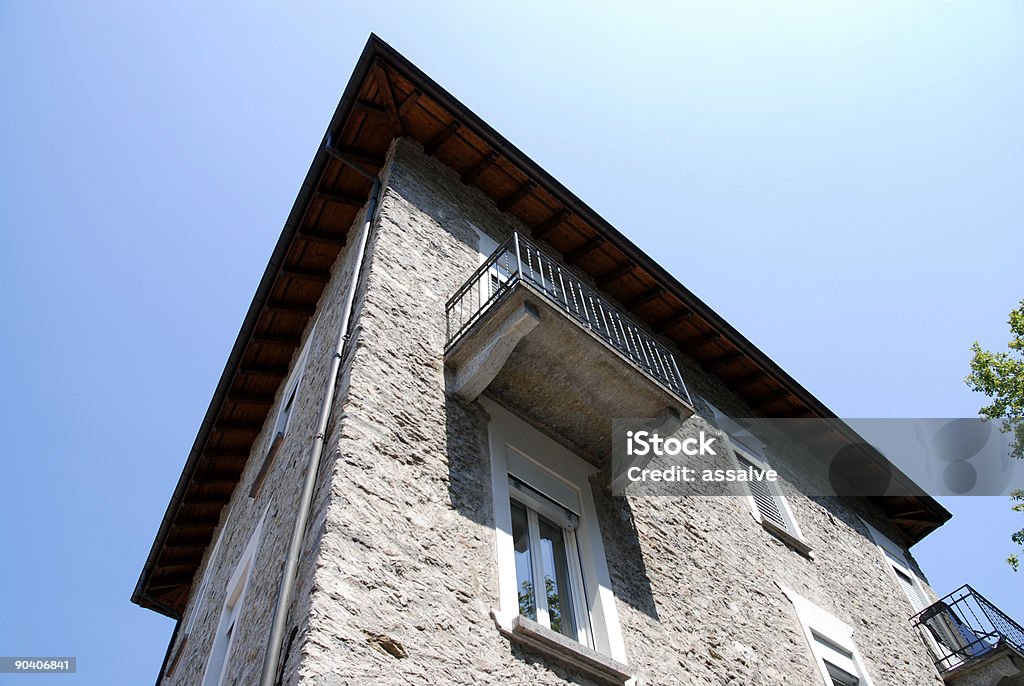Стоя под балконом и с снизу вверх - Стоковые фото Maggia Valley роялти-фри