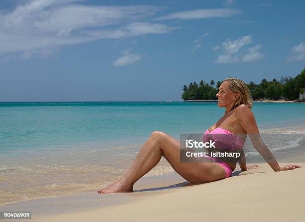 Donna Seduta Sulla Spiaggia - Fotografie stock e altre immagini di Adagiarsi - Adagiarsi, Adulto, Adulto di mezza età