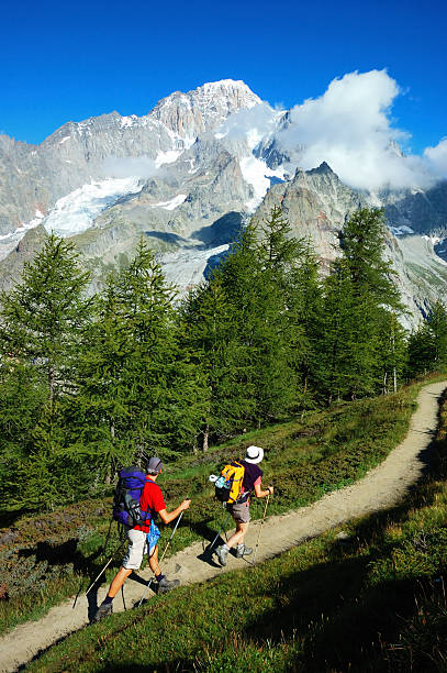 trekkers - courmayeur european alps mont blanc mountain - fotografias e filmes do acervo
