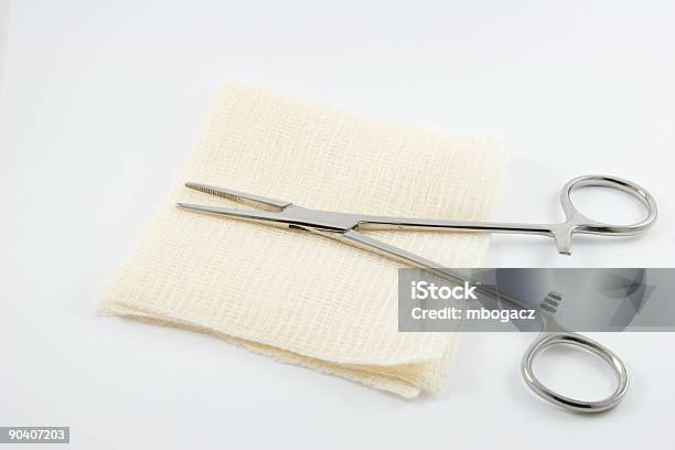 Aprovisionamiento Médico Pinzas De Cocodrilo Foto de stock y más banco de imágenes de Arriba de - Arriba de, Artículo médico, Asistencia sanitaria y medicina