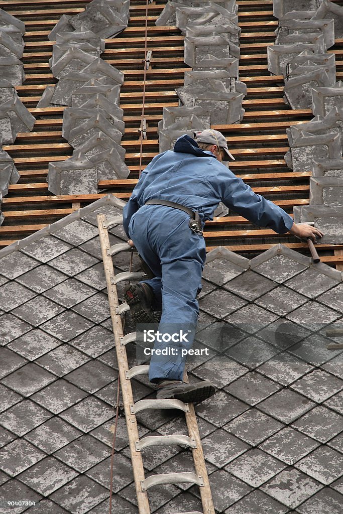 屋根職人ブルーの作業服 - ハシゴのロイヤリティフリーストックフォト