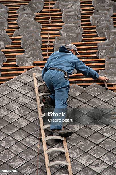 Pessoa Que Constrói Telhados Em Azul Vestuário De Trabalho - Fotografias de stock e mais imagens de Ajustar