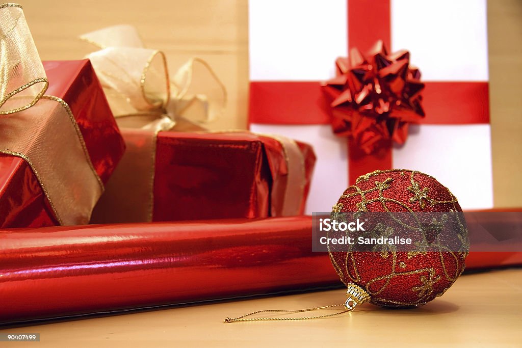 赤いクリスマス wrappings - お祝いのロイヤリティフリーストックフォト