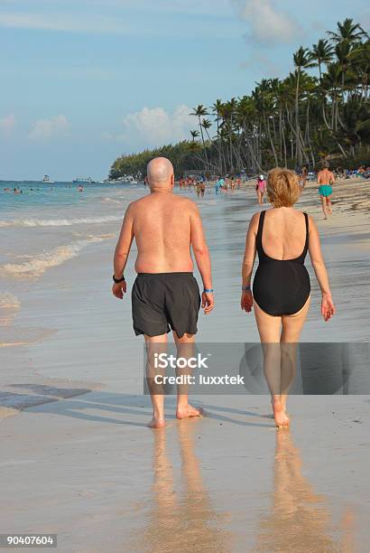 Andar Na Praia - Fotografias de stock e mais imagens de Adulto - Adulto, Andar, Antigo