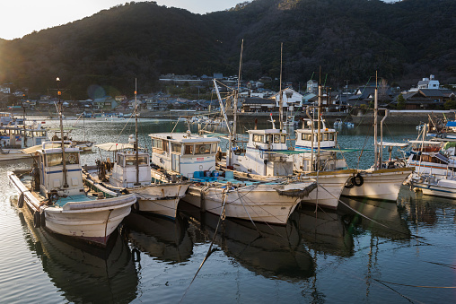 Tomo Harbor is a port in the eastern part of Hiroshima Prefecture, Fukuyama City, Tomonoura. It is a town that makes you feel history, it is very beautiful. It is also designated as a national park.