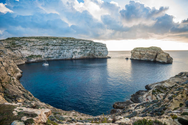 vista panorámica de la bahía de dwejra con hongo rock, gozo, malta - gozo malta natural arch natural phenomenon fotografías e imágenes de stock