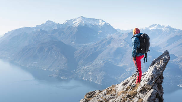 uomo sulla cima della vetta della montagna - hiking adventure outdoor pursuit backpacker foto e immagini stock