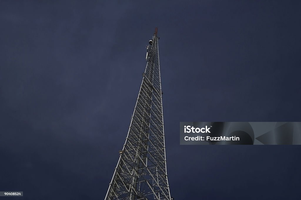 Rádio/Torre de televisão de sinistra Sky - Foto de stock de Ambiente dramático royalty-free