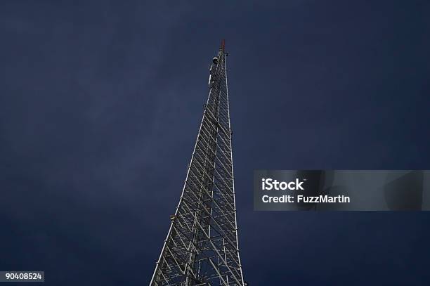 Foto de Rádio Torre De Televisão De Sinistra Sky e mais fotos de stock de Ambiente dramático - Ambiente dramático, Antena - Equipamento de telecomunicações, Antena de Televisão