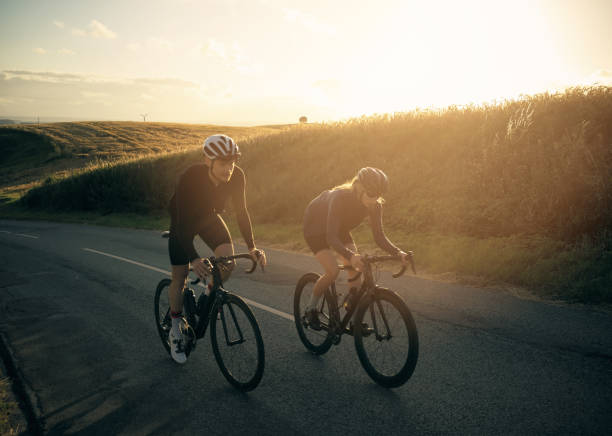 aumentar nossa aptidão - cycling bicycle mountain bike sport - fotografias e filmes do acervo