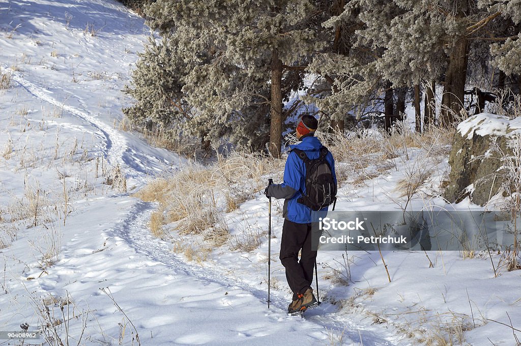 Homem escalada snowshoer hill - Royalty-free Inverno Foto de stock