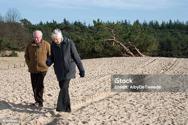 걷기 커플입니다 At Soester Soest Duinen 네덜란드 네덜란드에 대한 스톡 사진 및 기타 이미지 - 네덜란드, 노인, 사구-지형