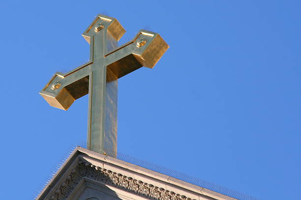 cruz religiosa em um céu azul - san francisco county church cross shape cross imagens e fotografias de stock