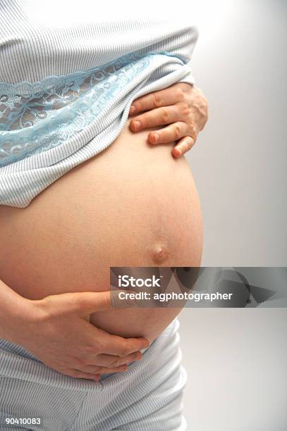 Grávida - Fotografias de stock e mais imagens de Barriga de Cerveja - Barriga de Cerveja, Grávida, Adulto