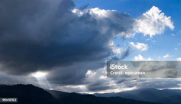 태양 광선 스트리밍 통해 폭풍 앞마당 0명에 대한 스톡 사진 및 기타 이미지 - 0명, 경관, 구름