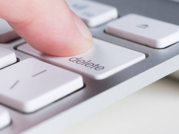 손가락은 컴퓨터 키보드의 delete 키를 눌러 - computer keyboard computer key computer laptop 뉴스 사진 이미지