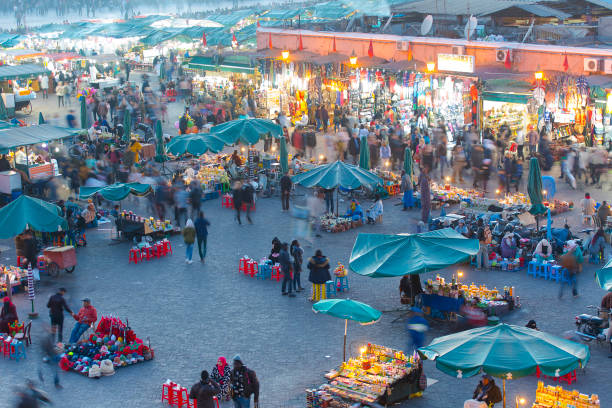 vista panorâmica de marrakech ou marrakesh com a parte velha da cidade medina e jamaa el fna mercado quadrado - djemma el fna square - fotografias e filmes do acervo