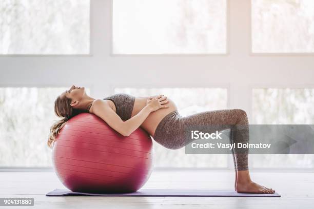 Entrenamiento De La Mujer Embarazada Foto de stock y más banco de imágenes de Embarazada - Embarazada, Ejercicio físico, Deporte