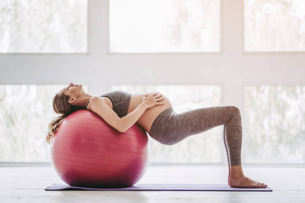 entraînement de la femme enceinte. - yoga ball photos et images de collection