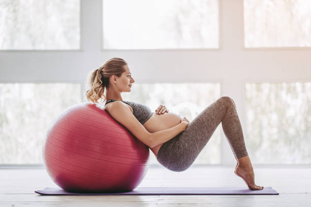 allenamento donna incinta. - human pregnancy exercising relaxation exercise sport foto e immagini stock