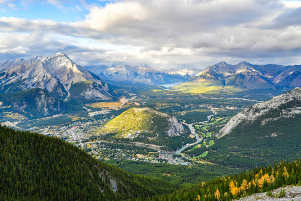 kanadyjskie rockies widziane z sulphur mountain, banff, kanada - banff gondola zdjęcia i obrazy z banku zdjęć