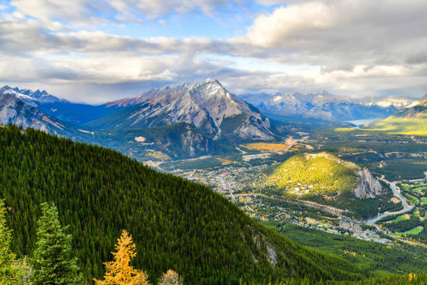 kanadyjskie rockies widziane z sulphur mountain, banff, kanada - banff gondola zdjęcia i obrazy z banku zdjęć